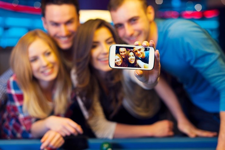 Pengguna menikmati Live Casino melalui perangkat mobile dengan tampilan responsif yang mudah digunakan